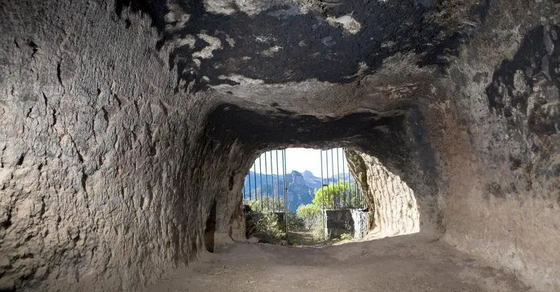 Entrada de la cueva de los frailes