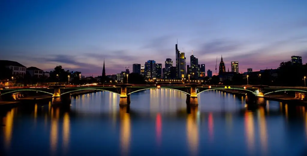 El famoso puente Friedensbrücke de Frankfurt