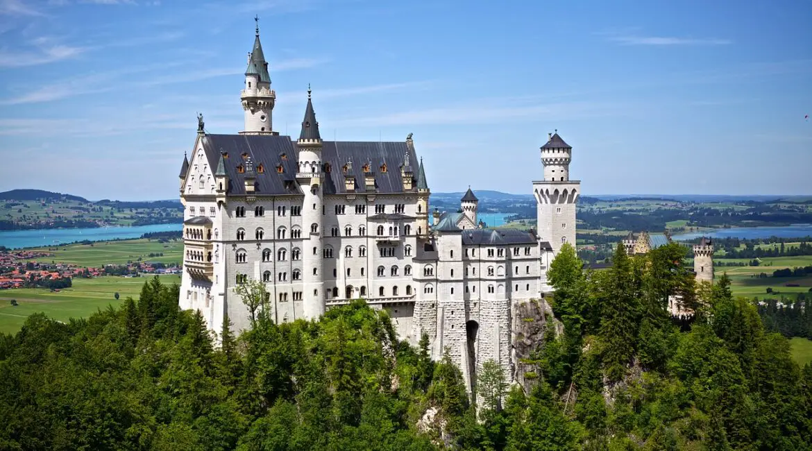 Vista de dron del castillo de Neuschwanstein