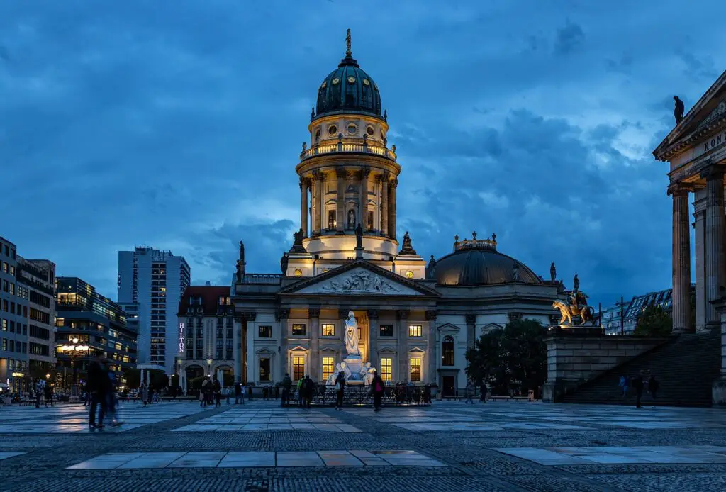 Hora azul sobre un monumento de Berlín