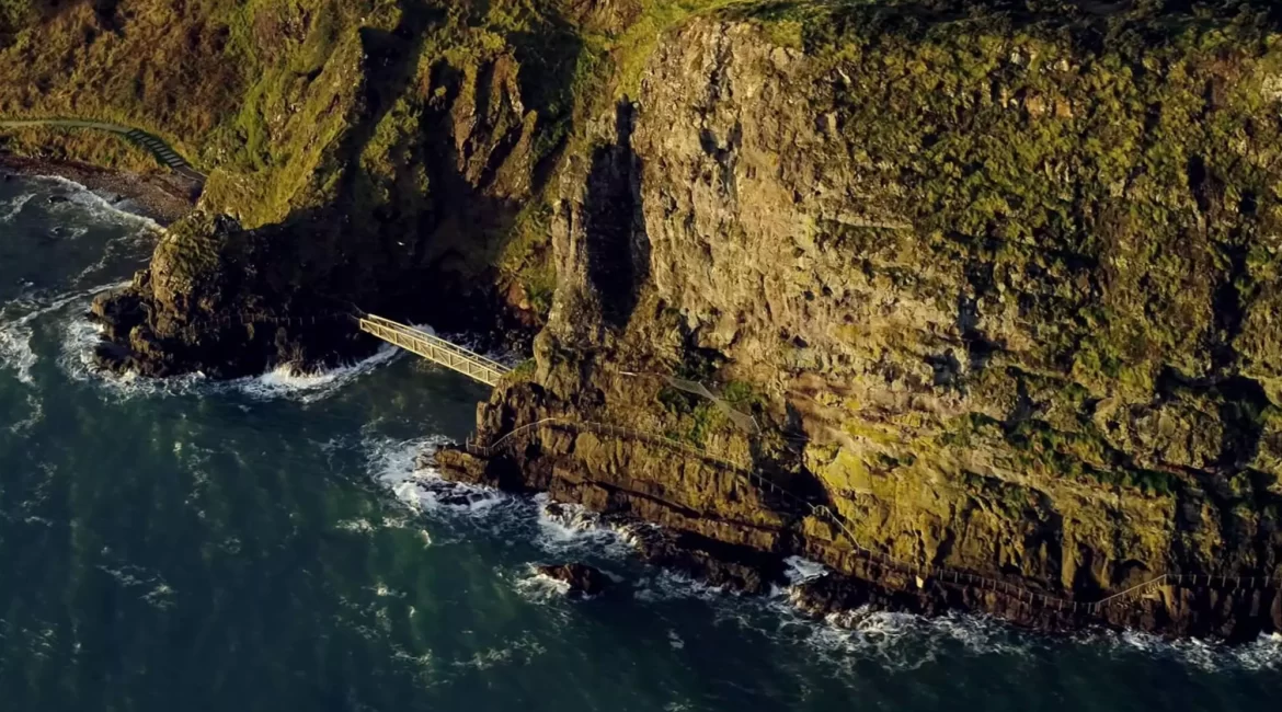 El acantilado The Gobbins en Irlanda